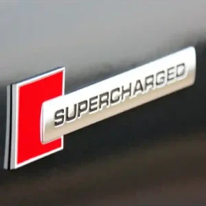 Transport gratuit Emblema auto model "SUPERCHARGED", reliefata 3D, dimensiune 10 x 1 cm