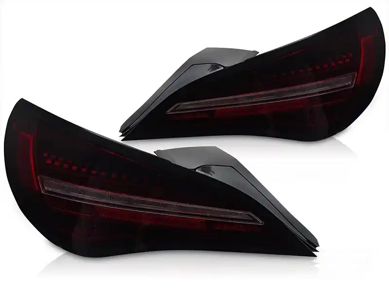 Livrare gratuită Kit de stopuri LED de tuning potrivit pentru Mercedes CLA C117 2013-2016 cu bază fumurie negru-roșie și semnalizator dinamic, pentru modelul echipat cu stopuri halogen, stânga și dreapta